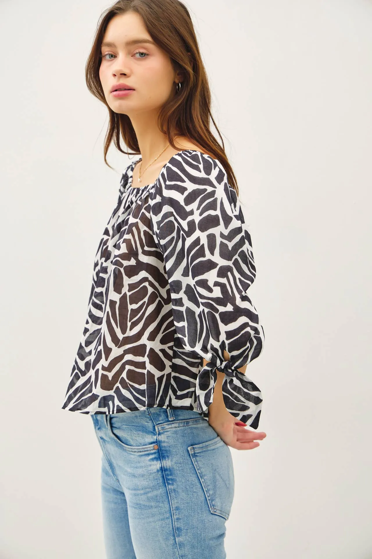 BREEZY, PRINTED 3/4 SLEEVE TOP