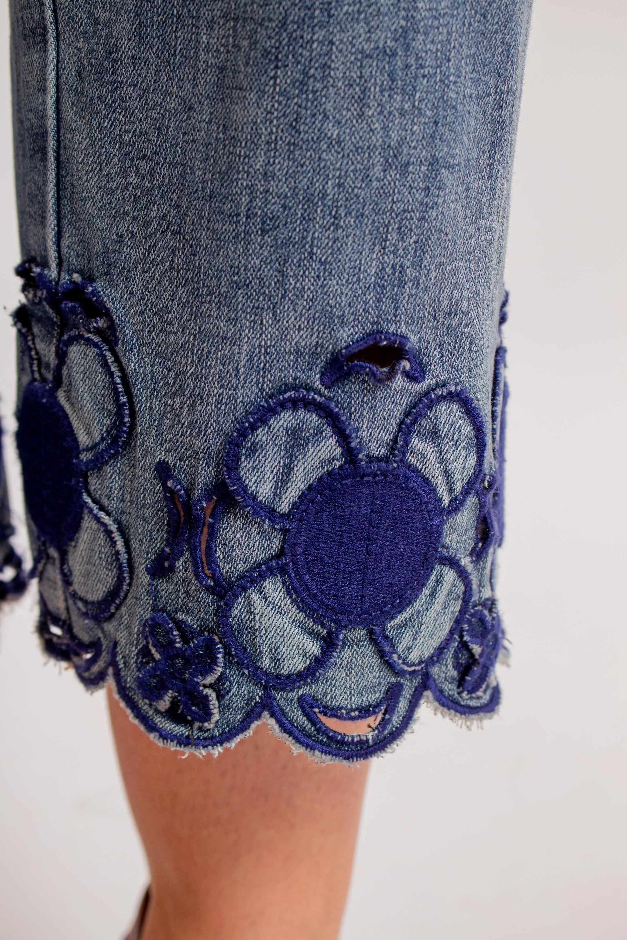 Embroidered hem wide-leg crop jeans